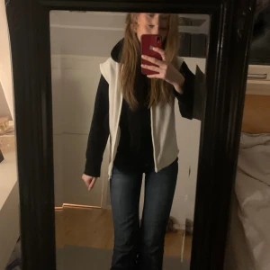 Väst - Vit väst, skit snygg. Säljer då den inte kommer till användning💕💓
