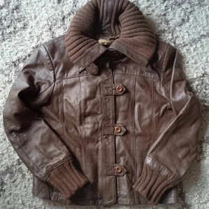 Äkta skinnjacka💓 - Säljer denna skitsnygga jacka i äkta skinn! 💓Perfekt till våren!🤩 Passar mer som en M-L💓