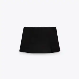 Lowwaist skort i svart från Zara. Ser ut som en kjol framifrån, men har inbyggda shorts. Ser ut som shorts baktill💗   Sista bilden är hur de ser ut baktill, men i en annan färg.