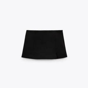 Mini skort i svart med lågmidja - Lowwaist skort i svart från Zara. Ser ut som en kjol framifrån, men har inbyggda shorts. Ser ut som shorts baktill💗   Sista bilden är hur de ser ut baktill, men i en annan färg.
