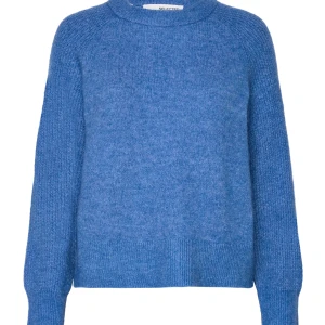 Blå stickad tröja  - Mysig stickad tröja från selected femme. Säljer eftersom de inte kommer till användning. Fint skick❤️‍🔥❤️‍🔥❤️‍🔥❤️‍🔥