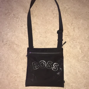 Hugo boss axelväska - Säljer nu en axelväska från Hugo boss då den aldirg används. Knappt använd så skulle säga nyskick, bara skriva för fler bilder o frågor 