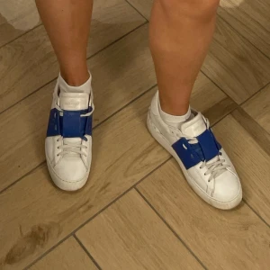 Valentinos - Intressekoll på mina fina blåa valentinos, storlek 36. Fortfarande jättefint skick! Köpta på vestiaire, självklart äkta. Pris kan diskuteras. Har dock inte kvsr orginalsulorna så man får lägga in egna!