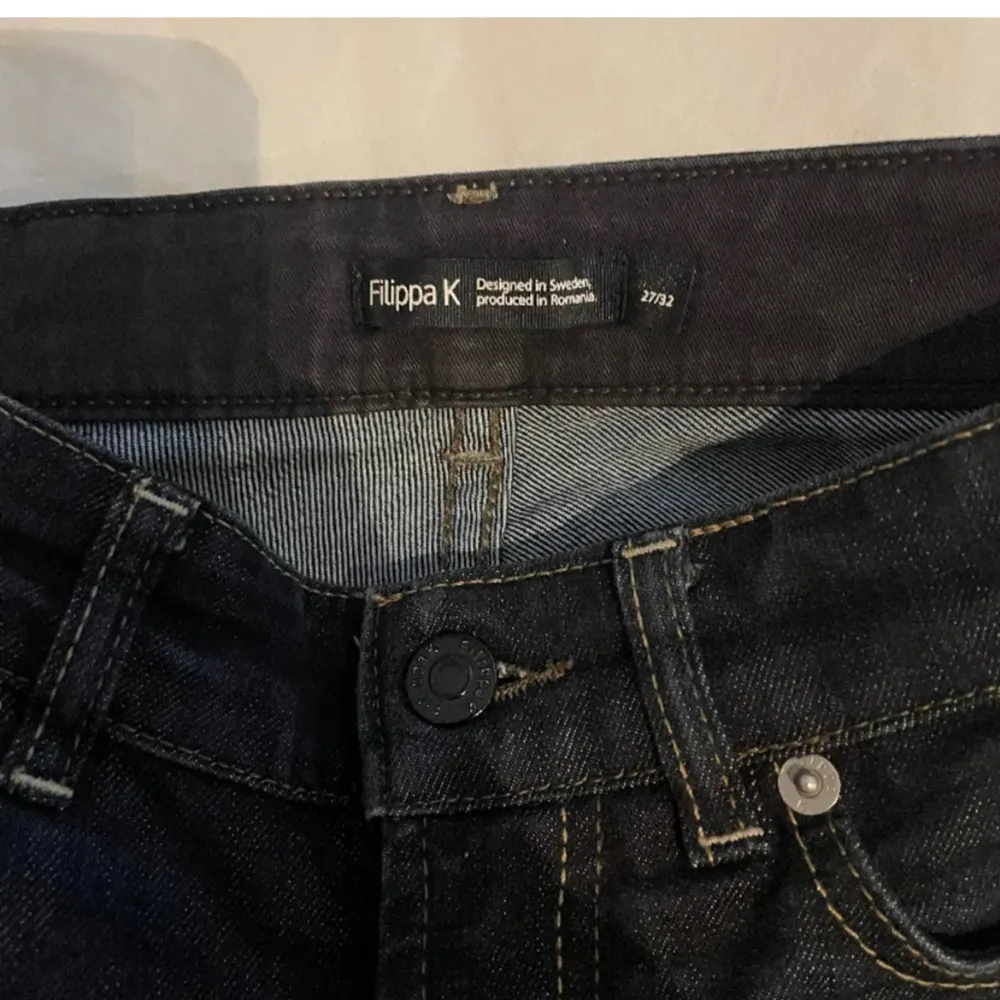 Mid waist jeans från Filippa K, modellen är straight, storlek 27/32. Färgen är en väldigt mörk blå, nästan svart. Nästan aldrig använda, så väldigt bra skick. Nypris ca 1500kr, gratis frakt. Farkut & Housut.