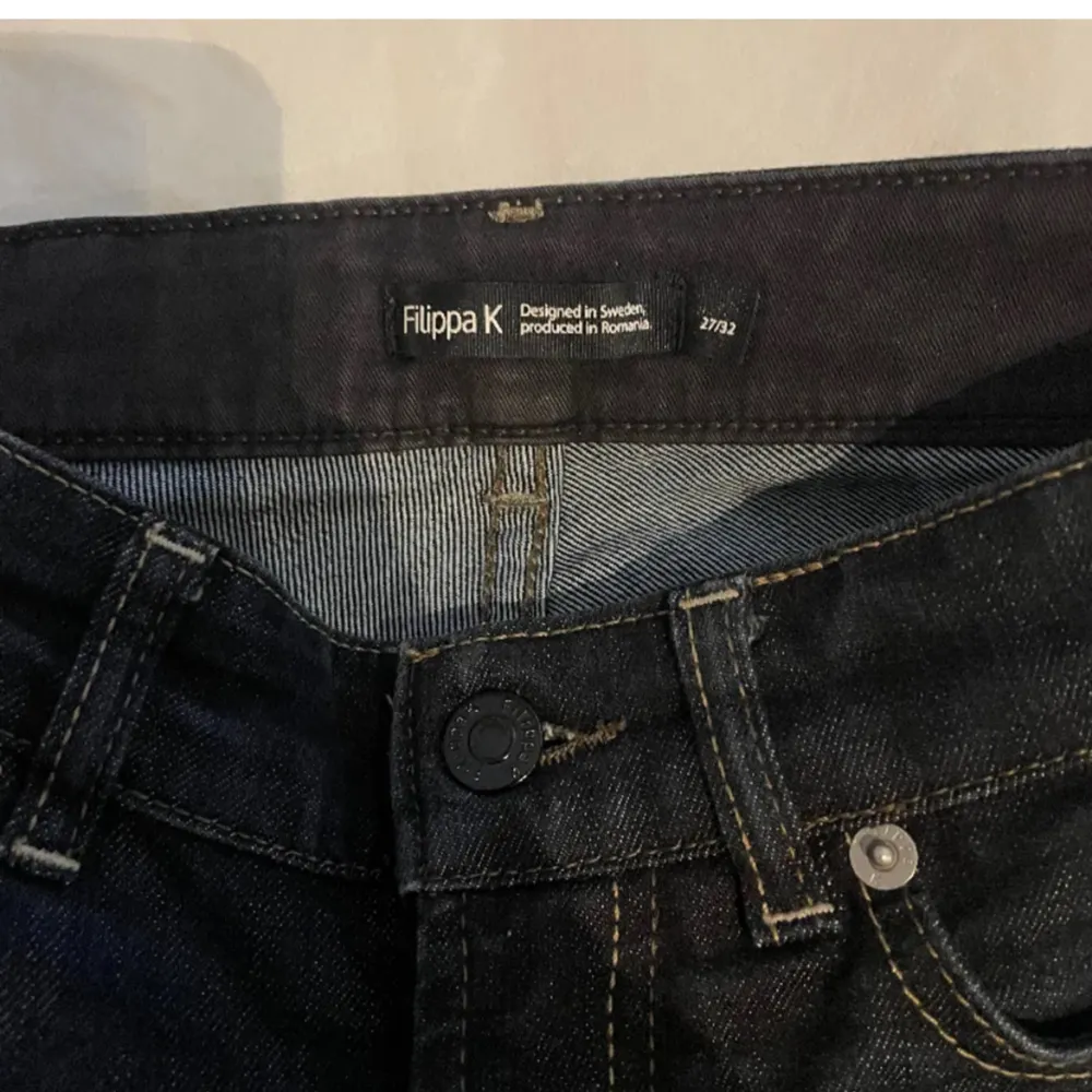 Mid waist jeans från Filippa K, modellen är straight, storlek 27/32. Färgen är en väldigt mörk blå, nästan svart. Nästan aldrig använda, så väldigt bra skick. Nypris ca 1500kr, gratis frakt. Jeans & Byxor.