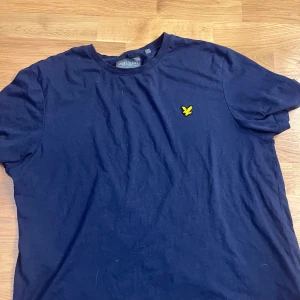 Lyle & scott t-shirt  - En lyle & scott t-shirt i mörkblå. Storlek L  och säljs för 150kr.