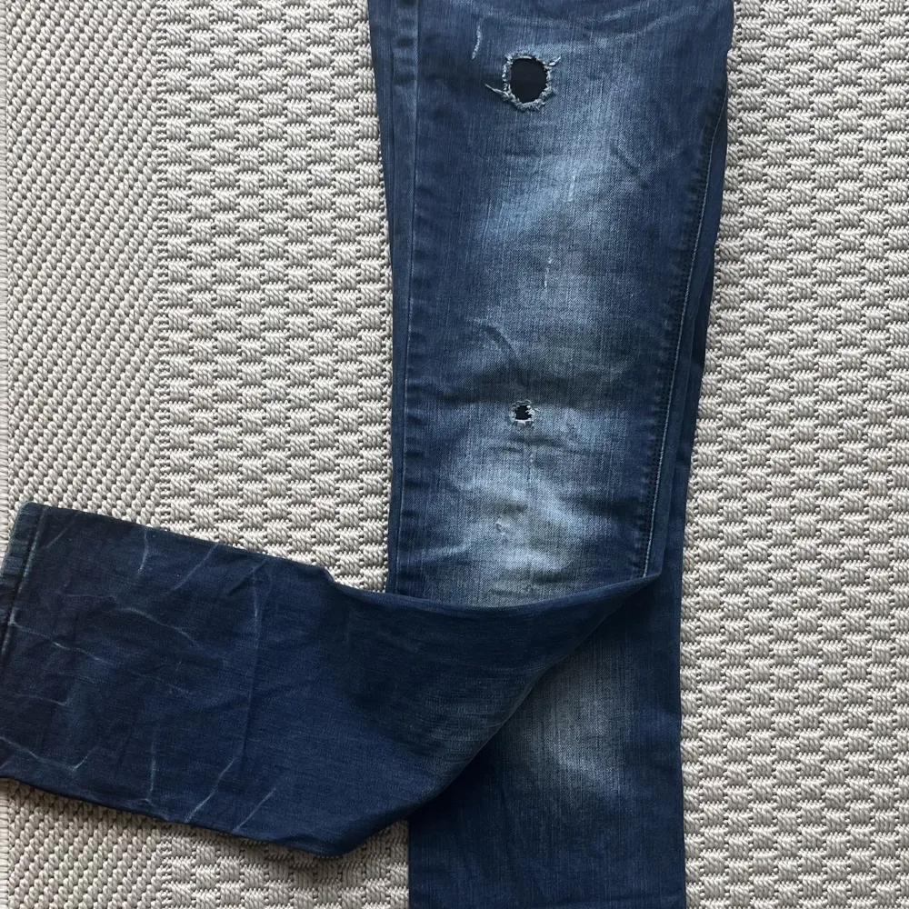 Lågmidjade jeans med supercoola detaljer!! Innerbenslängd 84cm & storlek 29 i midjan (≈80 cm)🔥💙. Jeans & Byxor.