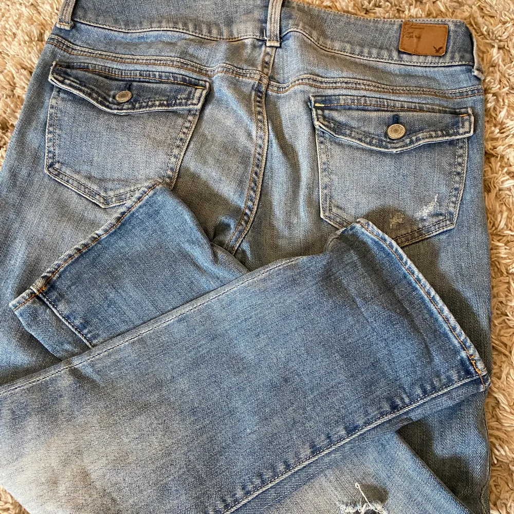 Snygga jeans från american eagle som är straight i benen. Säljer för att de är för stora för mig. Innerbenslängd: 64 cm, Midjemått: 41 cm (rakt över). Hör av dig för frågor och/eller intresse!💕💕. Jeans & Byxor.