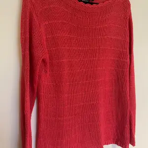 Stickad tröja Rödkorall