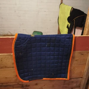 Dressyr schabrak!  - Säljer nu 3 dressyrschabrak i stl full! Alla är i bra skick och tvättas innan jag postar. Tänker mig 65 kr/st eller alla 3 för 190 kr. Priserna är diskuterbara.  Kolla in mina andra annonser! 