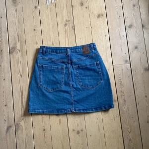 Kjol för bra pris💥 - Säljer denna då jag inte fått den till andvändning Super kvalitet  