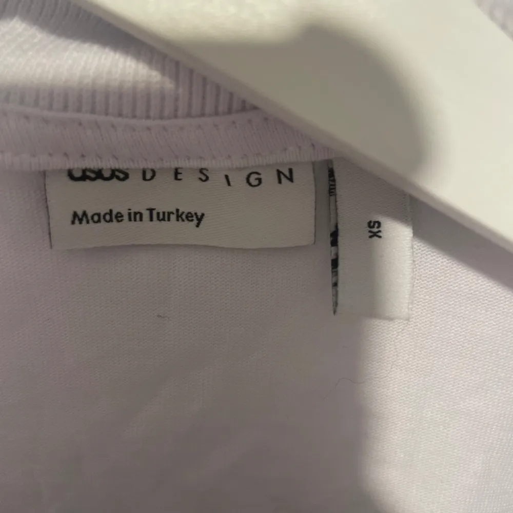 Polo skjorta från Asos, skrynlig i bild men går att strykas, storlek S men sitter lite löst, aldrig använd. Skjortor.