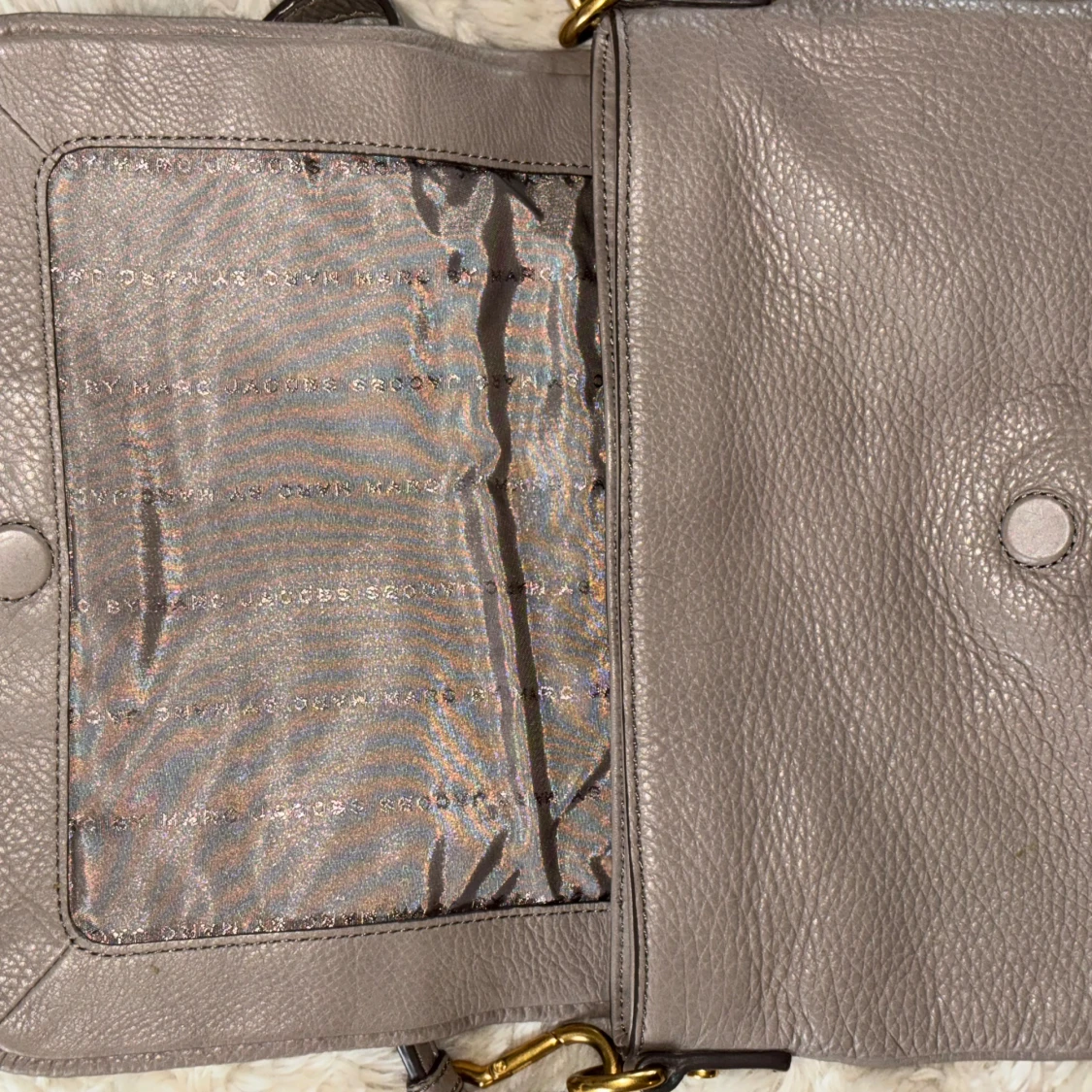 Marc by Marc Jacobs Axelremsväska med guld detaljer - 90