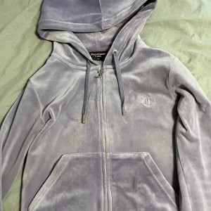 Juciy couture  - Hela juciy couture sett för 1000kr Tröjan 450kr Byxor 450kr Storlek XS på båda  Pris kan diskuteras 