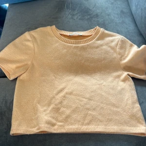 Topp från zara  - En topp från Zara i jätte bra skick. Den ser orange ut i kameran men är Neon rosa/orange  i verkligheten! Den är som en mag tröja fast löst. Skriv om ni har frågor 💘 