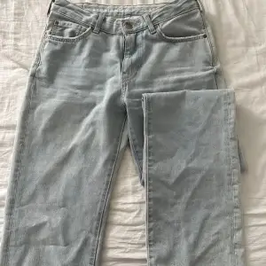 Lågmidjade raka jeans från bikbok. Sista bilden visar hur de sitter på modellen (de är mer lågmidjade på mig). Byxorna har blivit för små men är verkligen super snygga!