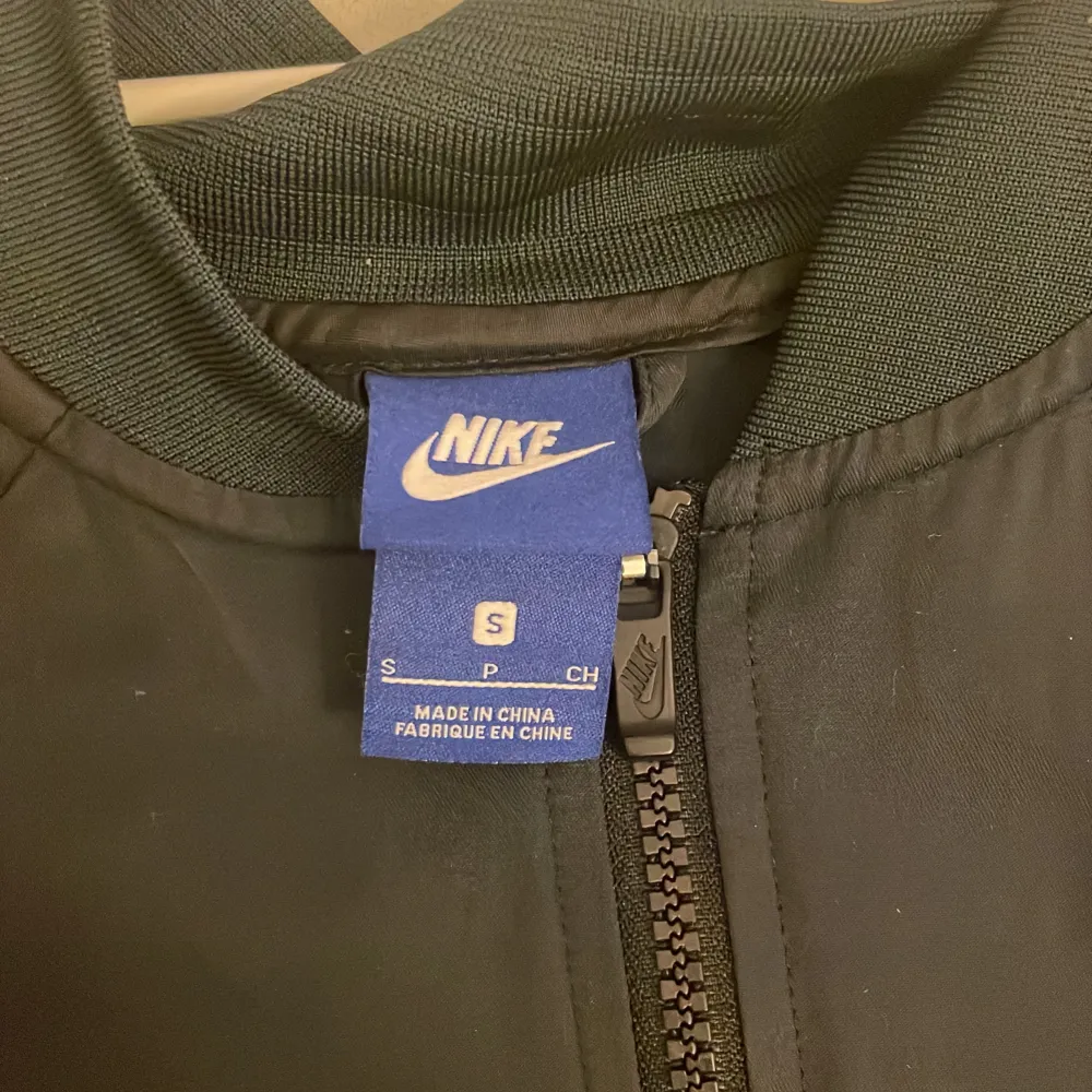 Hej säljer en Nike vårjacka väldigt bra skick har använt 2 gånger, fråga gärna något om det är nåt. Pris kan diskuteras 😃. Takit.