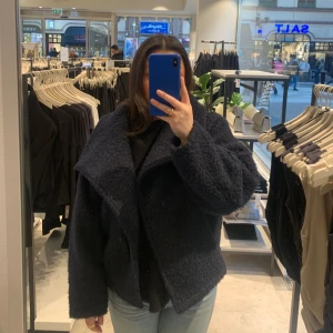 Kort kappa - Jättefin kort kappa från Gina Tricot. Använd fåtal gånger. Storlek xs men är oversize. Vid snabb affär kan vi diskutera priset