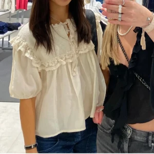 Blus Zara - Asfin blus från zara som man kan ha på fest! Skriv för fler frågor 💕