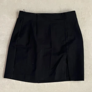 Svart kortkjol - Svart tight kortkjol med liten slits. Från Stradivarius, stl S. Sitter fint figursytt mot kroppen och är stretchig! Fint skick!