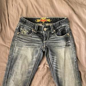Lågmidjade jeans med detaljer på fickorna💕 Tspr ingen storlek men skulle passa runt 34 i midjan och 34/36 i längden, frakt ingår inte i priset 💕jag är 180 typ