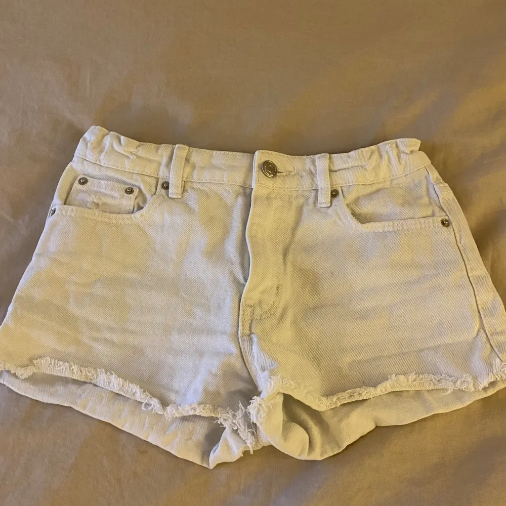 Jeans shorts från Gina Young i storlek 146, är i bra skick. . Shorts.