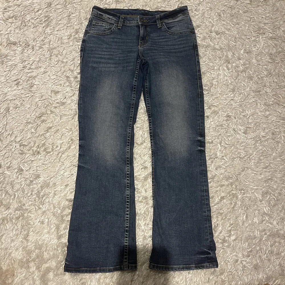 Lågmidjade flared jeans i storlek 40, i jättebra skick 💓Midjemått tvärs över: 42, innerbensmått 79. Jeans & Byxor.