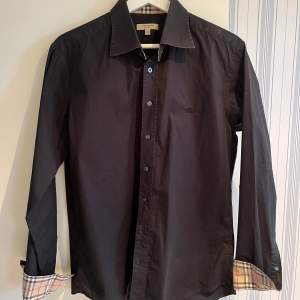 Tjena! Jag säljer nu min riktigt snygga svarta Burberry skjorta pga att den aldrig används längre. Skick 8/10, Inga skavanker. Skriv vid frågor!🙌🏼
