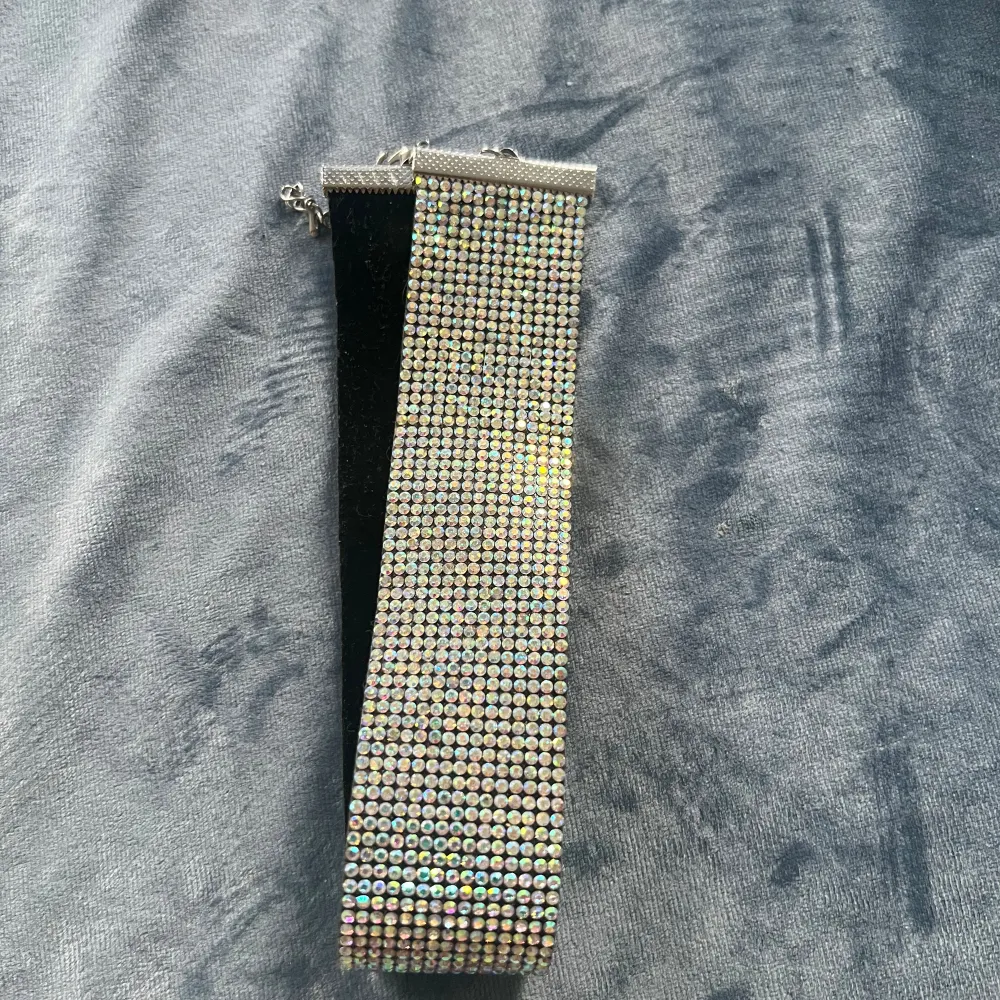 Chokerhalsband i multifärgad glittrig halsband! . Accessoarer.