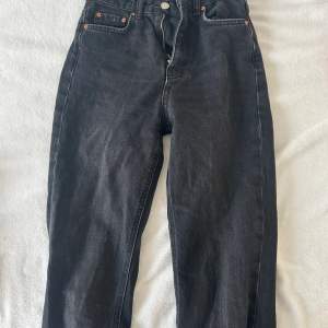 Svarta/mörk gråa jeans från Gina i storlek 32, använd fåtal gånger men inga defekter alls. Går ut lite längst ner med en slit