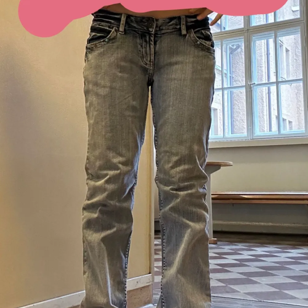 Säljer dessa as snygga Low waist jeans! Dem har så coola fickor. Storlek står ej men skulle säga 25-27W och L32☺️ Köparen står för frakt och pris kan diskuteras🤗💖. Jeans & Byxor.