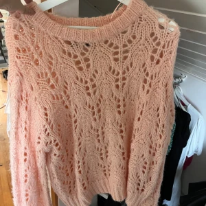 Rosa stickad tröja - Jättefin rosa stickad tröja, knappt använd 🩷 Sitter riktigt snyggt oversized