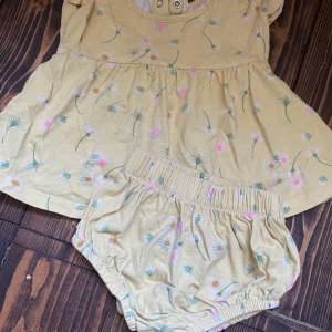Set - Klänning och trosa/ shorts till bebis i fint skick. Perfekta sommarkläder