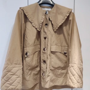 Ganni jacka  - Säljer denna superfina jacka. Passar perfekt till våren och är knappt använd❤️står storlek 36 på lappen och passar mig som har XS/S!