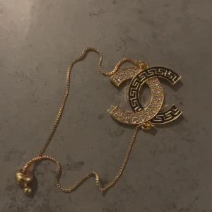 Armband - Säljer detta armband som jag fick i present men som inte riktigt är min stil 