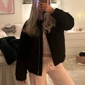 Bomberjecka - Svart bomber jacka i boucle. Knappt använd, storlek S❤️