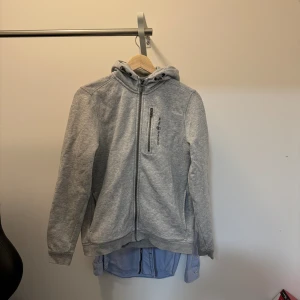 Sail racing zip hoodie.  - Säljer nu min sparsamt använda sail racing zip hoodie då jag vuxit ur den. 