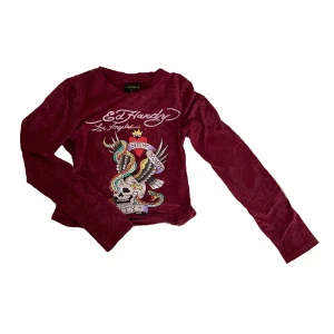 Ed Hardy Tröja - Säljer min älskade Ed Hardy tröja då den inte längre passar min klädstil!🫶🏼 Gott skick utan defekter -- Nypris: 633kr 
