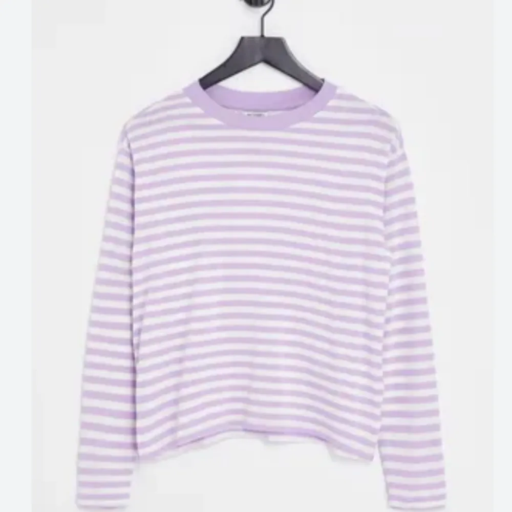 Säljer denna lila randiga tröjan från mobil, eftersom den inte kommer till användning 💜Inga tecken på användning. Tror även att den är slutsåld ❤️. Tröjor & Koftor.