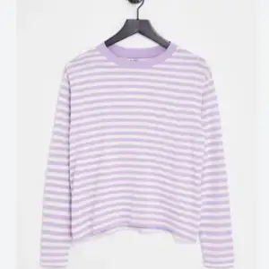 Säljer denna lila randiga tröjan från mobil, eftersom den inte kommer till användning 💜Inga tecken på användning. Tror även att den är slutsåld ❤️