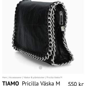 Säljer min helt oanvända TIAMO väska i storlek M med lappar fortfarande kvar! Köpt för 550kr och säljer för 300kr men pris går att diskuteras! Skriv för mer bilder och information!  