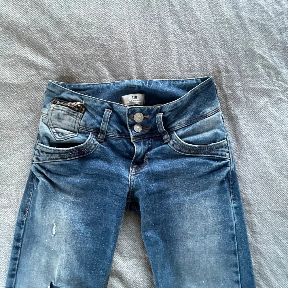 Lågmidjade LTB jeans med två knappar fram och detaljer på fickorna bak och fram. Skriv för fler bilder. Har klippt en kort slits på insidan för att de ska gå över skorna. Pris kan diskuteras vid snabb affär💕 . Jeans & Byxor.