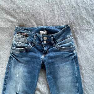 Lågmidjade LTB jeans med två knappar fram och detaljer på fickorna bak och fram. Skriv för fler bilder. Innerbenslängd: 75 midjemått: 34. Har klippt en kort slits på insidan för att de ska gå över skorna. Pris kan diskuteras vid snabb affär💕 