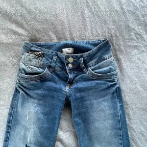 Lågmidjade LTB jeans med två knappar fram och detaljer på fickorna bak och fram. Skriv för fler bilder. Har klippt en kort slits på insidan för att de ska gå över skorna. Pris kan diskuteras vid snabb affär💕 