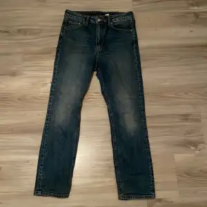 Säljer ett par gamla hm jeans. Skick 8/10 lite slitna längst ner annars fint skick. Vill helst sälja dom snabbt så lågt pris. Skriv ett pm om ni har frågor!