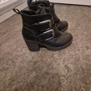 Boots - Skor i stl 37