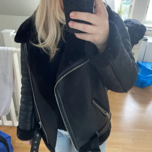 Säljer min sherling jacka från Zara - Jackan är använd men finns inga tecken på att den är sliten eller så. Den är i storlek 34 och säljer då jag ej får användning av den😊 (De vita märkerna är från spegeln och ej jackan)