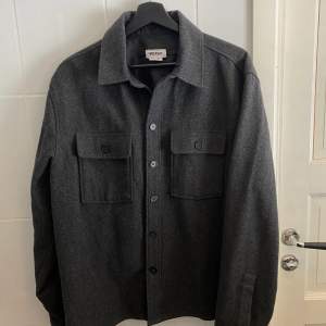 Mörkgrå overshirt från Weekday som är perfekt till våren! Knappt använd, 9/10 skick