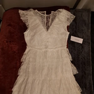Litzy frill dress - Jätte fin klänning från bubbleroom i storlek xs, perfekt till studenten. Helt slutsåld på hemsidan. Ny med prislappen kvar. Säljer den då jag hittat en som passar mig bättre. Nypris 899. Kontakta mig vid funderingar💕 Köparen står för frakten.