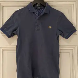 Säljer min piké från Fred Perry för endast 249. Slim fit i storlek Xs men passar S.